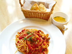 パスタとフォカッチャのセット
