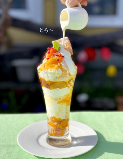 生クリームヨーグルトソースをったぷりかけて/夏のマンゴーパフェ